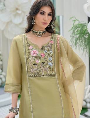 women ethnic motifs embroidered regular thread work kurta with trousers & with dupatta 3