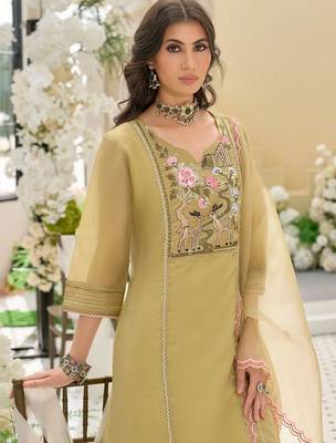 women ethnic motifs embroidered regular thread work kurta with trousers & with dupatta 4