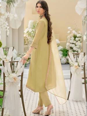 women ethnic motifs embroidered regular thread work kurta with trousers & with dupatta 7