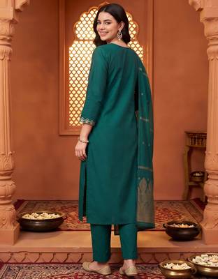 women ethnic embroidered regular thread work kurta with trousers & with dupatta 4