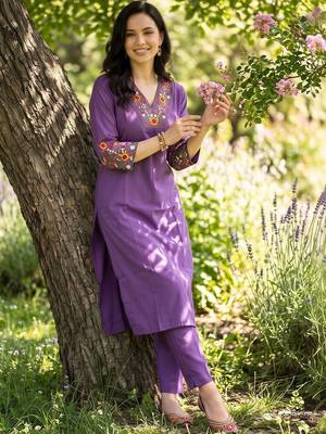 women floral embroidered regular thread work kurta with trousers 1
