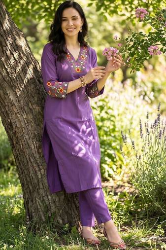 women floral embroidered regular thread work kurta with trousers