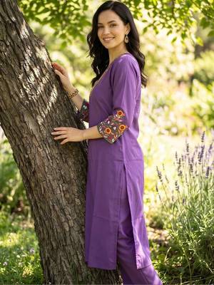 women floral embroidered regular thread work kurta with trousers 3