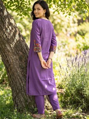 women floral embroidered regular thread work kurta with trousers 4