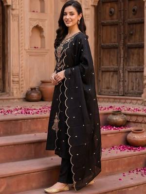 women ethnic motifs embroidered regular thread work kurta with trousers & with dupatta 3