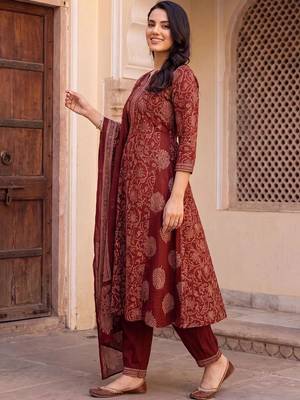women ethnic motifs printed regular cotton kurta with trousers & with dupatta 3