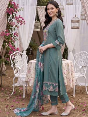 women floral embroidered regular thread work kurta with trousers & with dupatta 3