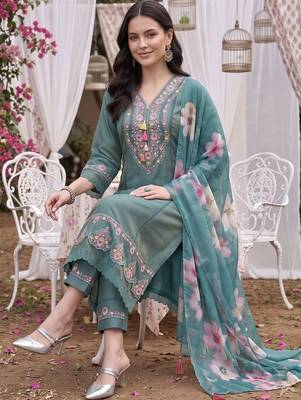 women floral embroidered regular thread work kurta with trousers & with dupatta 4