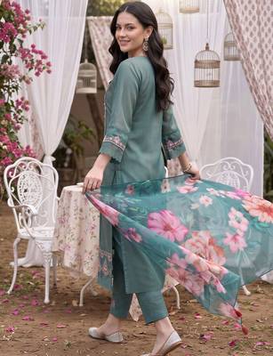women floral embroidered regular thread work kurta with trousers & with dupatta 5