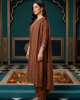 women ethnic motifs embroidered regular thread work kurta with trousers & with dupatta 3