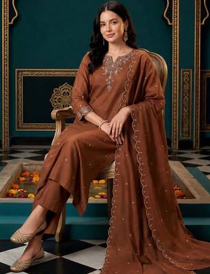 women ethnic motifs embroidered regular thread work kurta with trousers & with dupatta 5