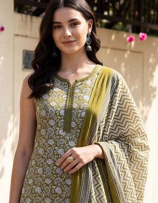 women ethnic motifs printed regular cotton kurta with trousers & with dupatta 2