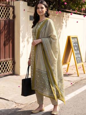 women ethnic motifs printed regular cotton kurta with trousers & with dupatta 3