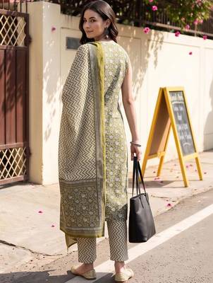 women ethnic motifs printed regular cotton kurta with trousers & with dupatta 4