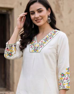 women floral embroidered regular thread work kurta with trousers 2