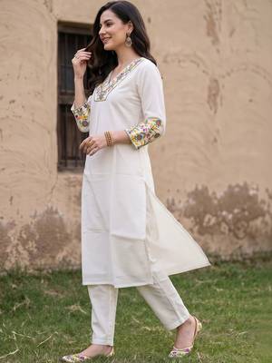 women floral embroidered regular thread work kurta with trousers 3