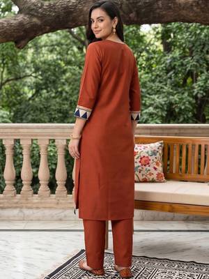 women printed regular liva kurta with trousers & with dupatta 4