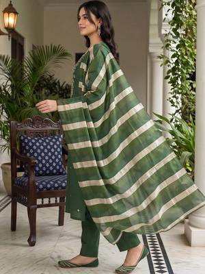women ethnic motifs embroidered regular thread work kurta with trousers & with dupatta 3