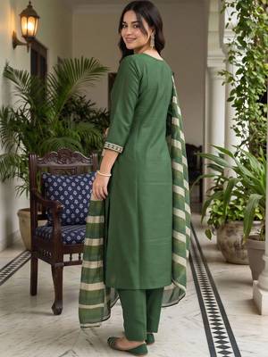 women ethnic motifs embroidered regular thread work kurta with trousers & with dupatta 4