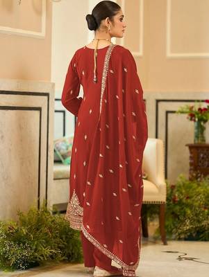 women ethnic motifs embroidered regular kurta with trousers & with dupatta 3
