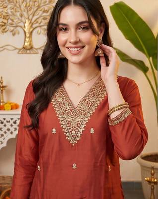 women ethnic motifs embroidered regular kurta with trousers & with dupatta 2