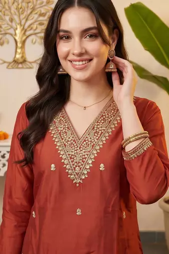 women ethnic motifs embroidered regular kurta with trousers & with dupatta