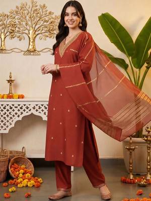 women ethnic motifs embroidered regular kurta with trousers & with dupatta 5
