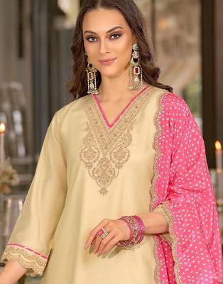 women ethnic motifs embroidered regular thread work kurta with trousers & with dupatta 2