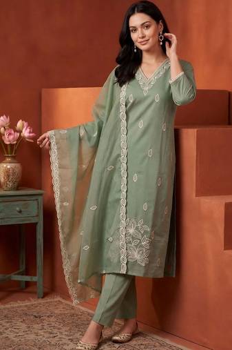 women floral embroidered regular thread work kurta with trousers & with dupatta