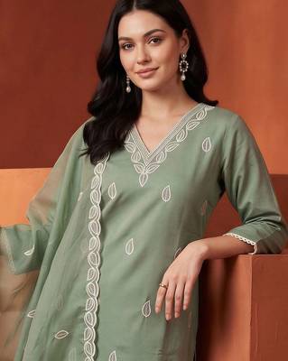 women floral embroidered regular thread work kurta with trousers & with dupatta 2