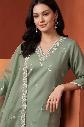 women floral embroidered regular thread work kurta with trousers & with dupatta