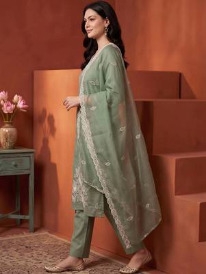 women floral embroidered regular thread work kurta with trousers & with dupatta 3