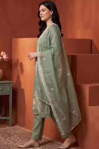 women floral embroidered regular thread work kurta with trousers & with dupatta