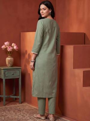 women floral embroidered regular thread work kurta with trousers & with dupatta 4