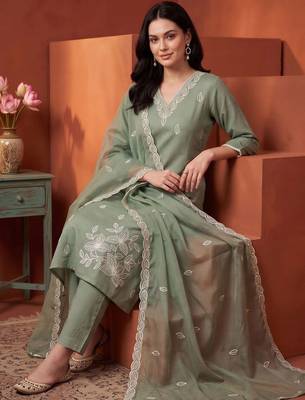 women floral embroidered regular thread work kurta with trousers & with dupatta 5