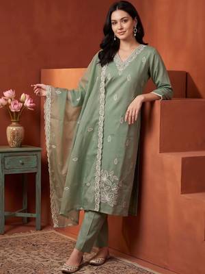 women floral embroidered regular thread work kurta with trousers & with dupatta 6