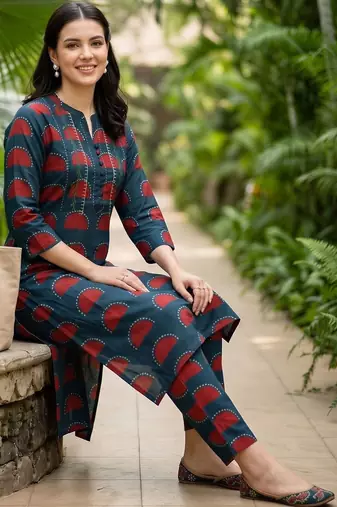 women printed regular cotton kurta with trousers