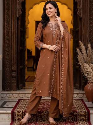 women ethnic motifs embroidered regular thread work kurta with trousers & with dupatta 2
