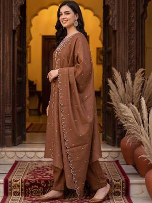 women ethnic motifs embroidered regular thread work kurta with trousers & with dupatta 3