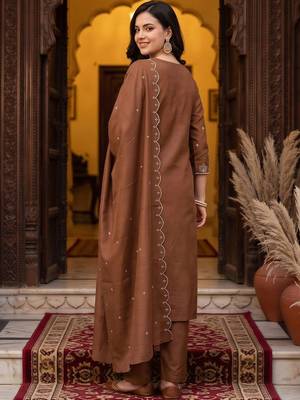 women ethnic motifs embroidered regular thread work kurta with trousers & with dupatta 4