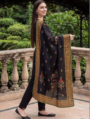 women ethnic motifs embroidered regular thread work kurta with trousers & with dupatta 3
