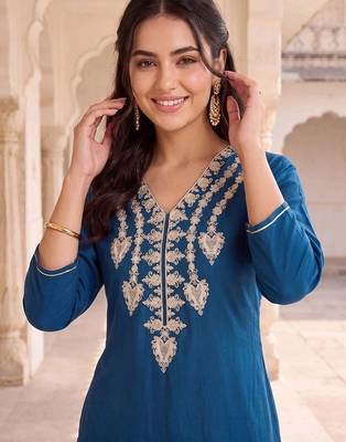 women ethnic motifs embroidered regular thread work kurta with trousers 2
