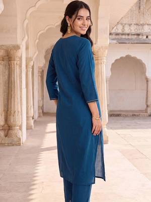 women ethnic motifs embroidered regular thread work kurta with trousers 4