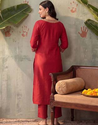 women ethnic motifs embroidered regular thread work liva kurta with trousers 4