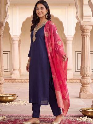 women ethnic motifs embroidered regular kurta with trousers & with dupatta 3