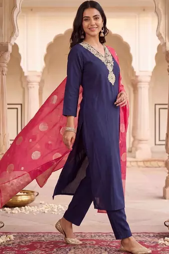 women ethnic motifs embroidered regular kurta with trousers & with dupatta