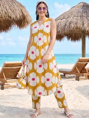 women floral printed regular cotton kurta with trousers 1