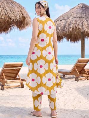 women floral printed regular cotton kurta with trousers 4