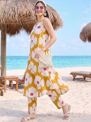 women floral printed regular cotton kurta with trousers 5