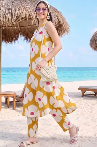 women floral printed regular cotton kurta with trousers